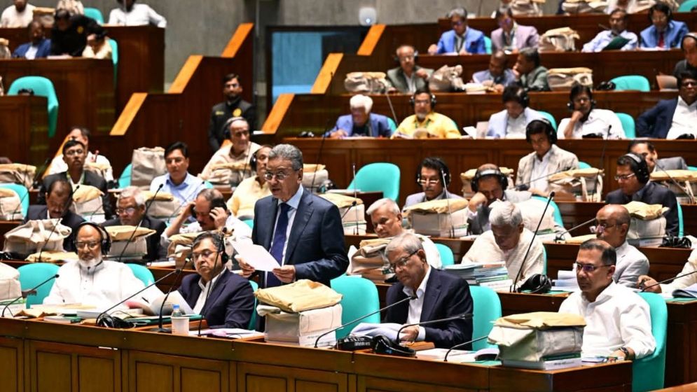 জাতীয় সংসদে বাজেট ঘোষণা করেছেন অর্থমন্ত্রী আমির খসরু মাহমুদ চৌধুরী