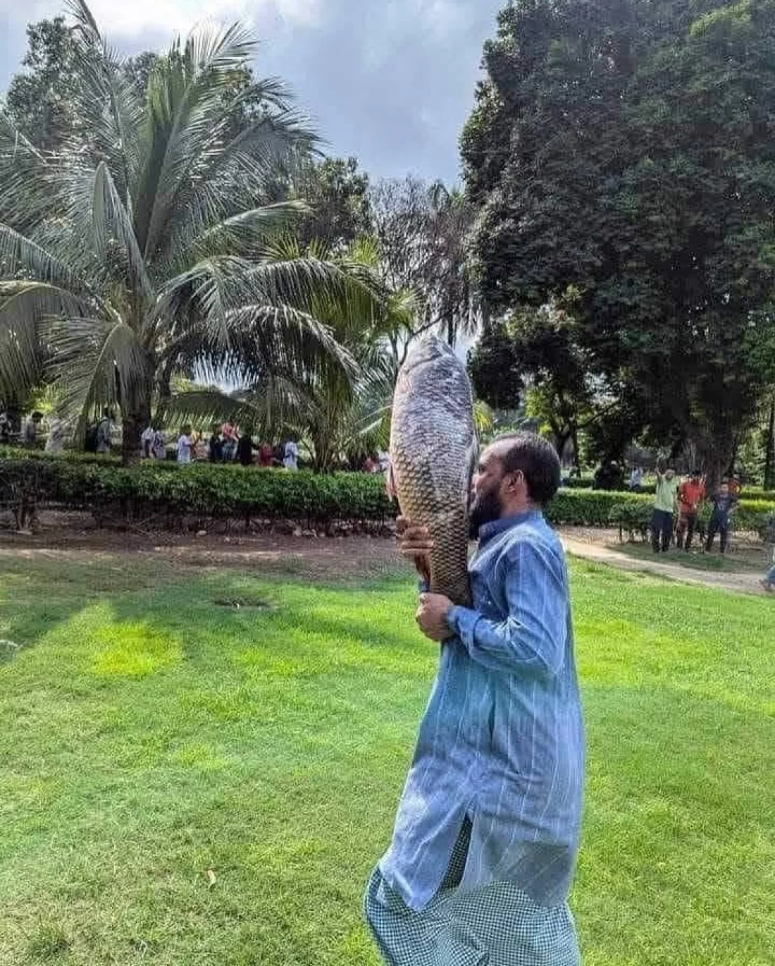 ২০২৪ সালের ৫ আগষ্ট শেখ হাসিনার পলায়নের পর গণভবন থেকে বিভিন্ন জিনিসপত্র নিয়ে যান উৎসুক জনতা