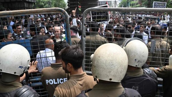 ইমরান খানের মুক্তি দাবিতে পাকিস্তানে বিক্ষোভ