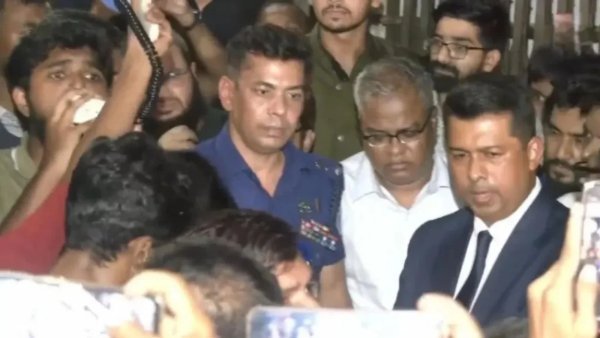 চুয়েটে না ফেরার শর্তে ক্যাম্পাস ছাড়লেন উপাচার্য