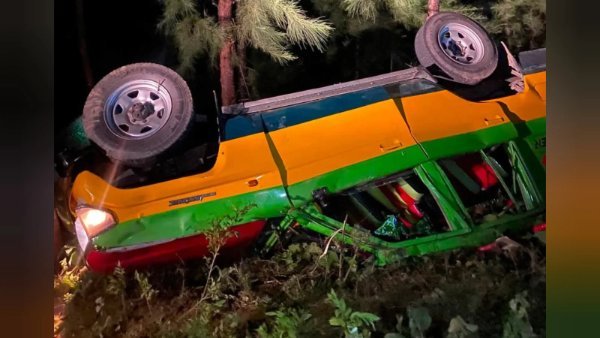টেকনাফের মেরিন ড্রাইভে দুই পর্যটকবাহী গাড়ির সংঘর্ষ, নিহত ১