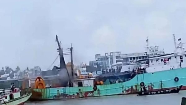 কর্ণফুলীতে ফিশিং ভেসেলে বিস্ফোরণ, প্রাণ গেল ২ নাবিকের