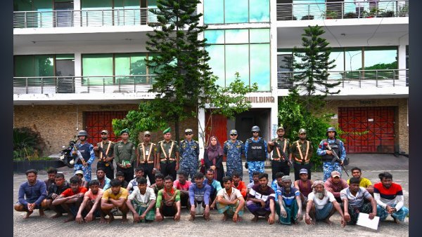 চট্টগ্রাম বহিঃনোঙ্গরে ৫০ ফিশিং বোটে তল্লাশি, আটক ২৪ জেলে