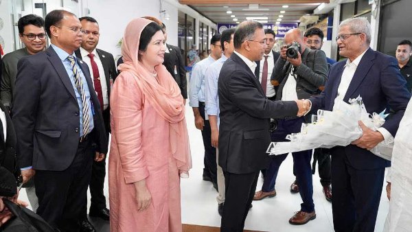 রাষ্ট্রীয় সফর শেষে দেশে ফিরলেন প্রধানমন্ত্রী তারেক রহমান