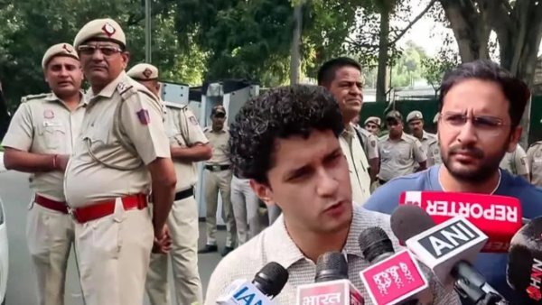 দিল্লি পুলিশকে ২৪ ঘণ্টার আলটিমেটাম ককরোচ পার্টির