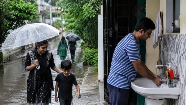 বর্ষাকালে সুস্থ থাকতে দৈনন্দিন জীবনে যেসব পরিবর্তন জরুরি
