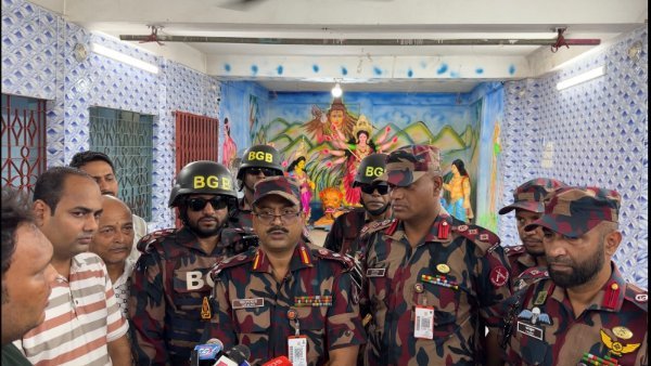 শারদীয় দুর্গাপূজার নিরাপত্তায় পূজামণ্ডপ পরিদর্শনে বিজিবি কর্মকর্তারা