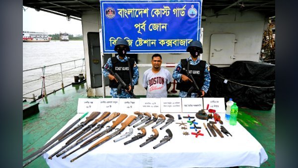 মহেশখালীতে বিপুল অস্ত্র-গোলাবারুদসহ সন্ত্রাসী মিন্টু আটক