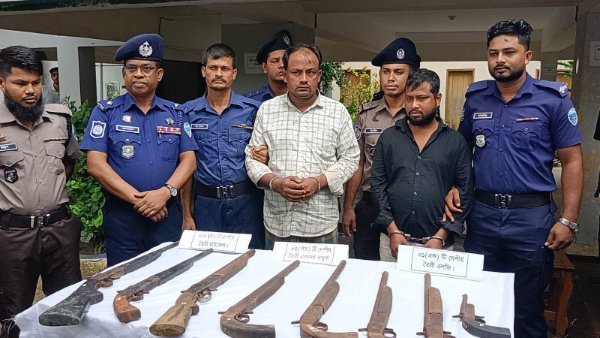 মহেশখালীর ঠাকুরতলায় পুলিশের অভিযানে ৮ অস্ত্রসহ আটক ২