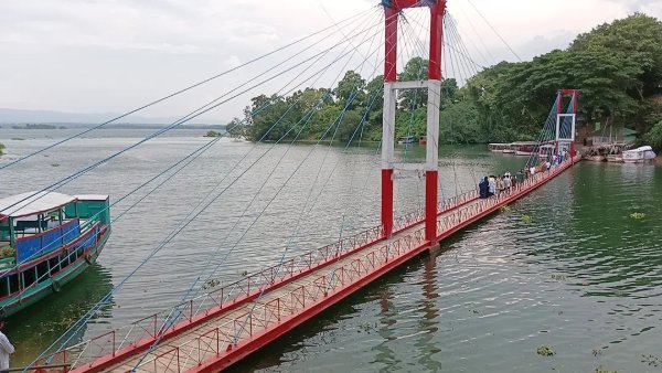 পর্যটকদের জন্য উন্মুক্ত হলো রাঙামাটির ঝুলন্ত সেতু