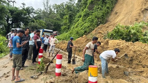রাঙামাটি-চট্টগ্রাম সড়কে সীমিত যানবাহন চলাচল শুরু