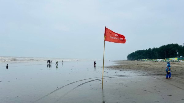 কক্সবাজারে ভারী বর্ষণে আর্থিক ক্ষতির মুখে পর্যটন ব্যবসায়ীরা