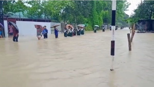 খাগড়াছড়িতে ভারিবর্ষণে নিম্নাঞ্চলে পানি, জলাবদ্ধতায় দুর্ভোগ