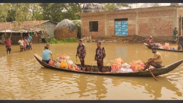 কক্সবাজারে ৫ শতাধিক বানভাসি পরিবারকে ত্রাণ দিল বিজিবি