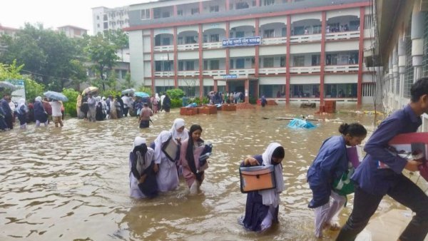 টানা বৃষ্টিতে কুমিল্লায় এইচএসসি পরীক্ষার্থীদের দুর্ভোগ