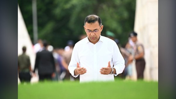 দেশে ফিরে বাবা-মায়ের মাজার জিয়ারত করলেন প্রধানমন্ত্রী