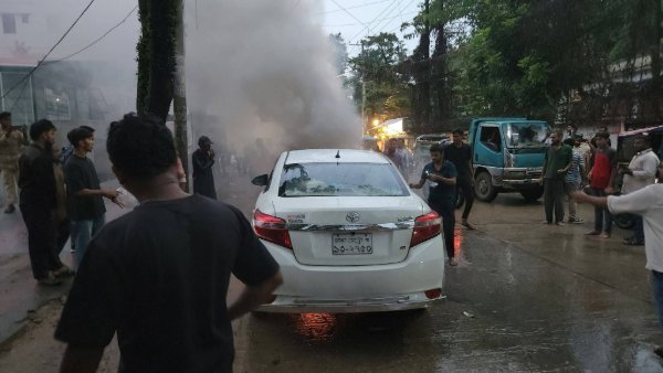 শহীদ সরণীতে প্রাইভেট কারে আগুন, প্রাণে বাঁচলেন চালক