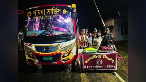 টেকনাফে বিজিবির অভিযানে ৪৫ লিটার চোলাই মদ উদ্ধার, আটক ২
