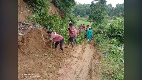 পাহাড়ধসে বন্ধ সড়ক সচল করল নাইক্ষ্যংছড়ি হিল ভিডিপি