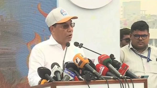 বিমানবন্দরের নিরাপত্তায় অবহেলা নয়, কঠোর নির্দেশ বিমানমন্ত্রীর