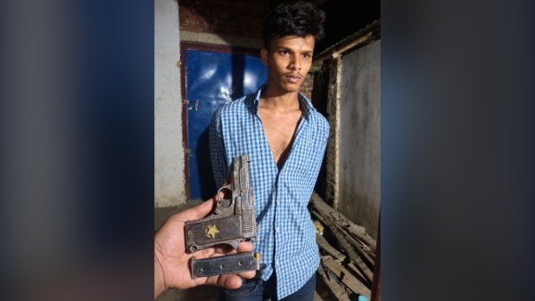 রামুতে বিদেশি পিস্তল ও গুলিসহ যুবক আটক