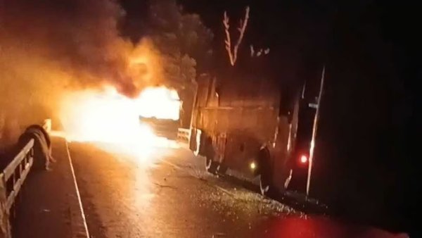 দাঁড়িয়ে থাকা পিকআপে বাসের ধাক্কা, ৫ জন নিহত