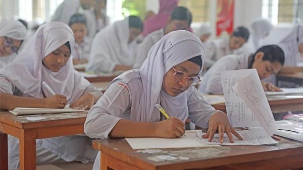 ২য় দিনে বহিষ্কার ১৭ জন, অনুপস্থিত ২৭ হাজার ৩২৭ শিক্ষার্থী