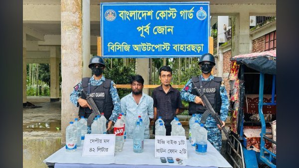 টেকনাফে ইজিবাইকে মিলল ৪২ লিটার দেশীয় মদ, আটক ২