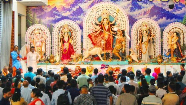 মণ্ডপে মণ্ডপে বিদায়ের সুর, বিসর্জনে শেষ হচ্ছে দুর্গাপূজার আনুষ্ঠানিকতা