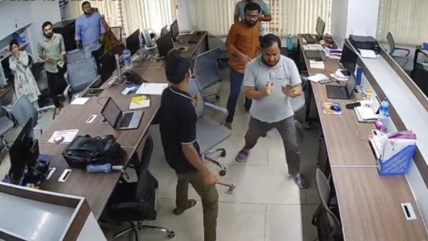 ‘দুই কোটি টাকা দিন, নইলে ব্যবসা গুটিয়ে ফেলুন’