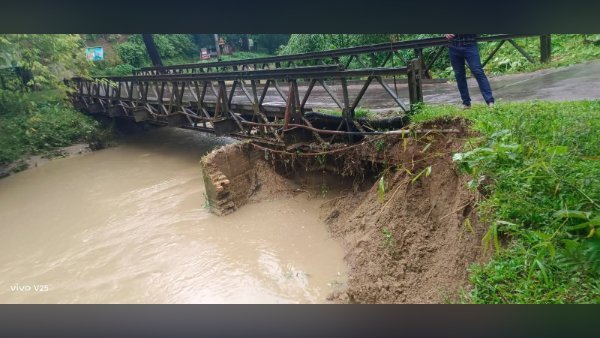 ব্রিজের নিচে ধস, নাইক্ষ্যংছড়ি-রামু সড়কে যান চলাচল বন্ধ