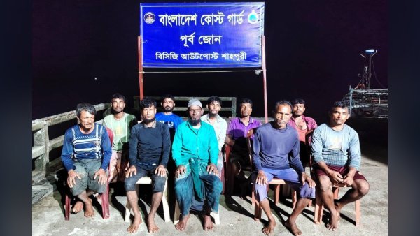 সেন্টমার্টিনের গভীর সমুদ্রে বিকল ফিশিং বোটসহ ১০ জেলেকে উদ্ধার