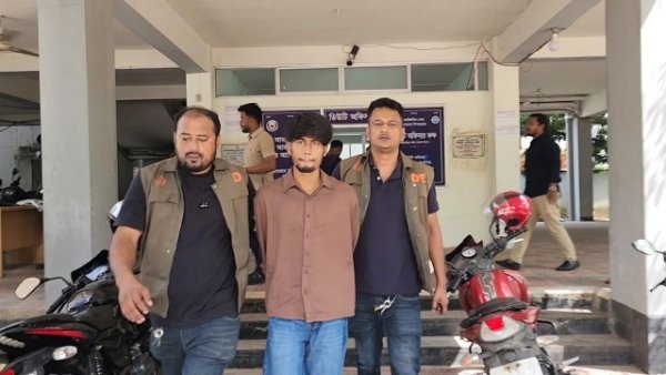 তাজমিন হত্যা মামলায় কথিত প্রেমিক রাজুকে কুমিল্লা পুলিশের কাছে হস্তান্তর