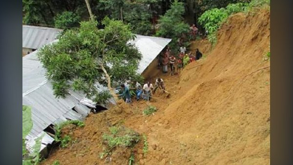 পাহাড়ধস আতঙ্কে লাখো মানুষ, প্রাণহানি বেড়ে ১২