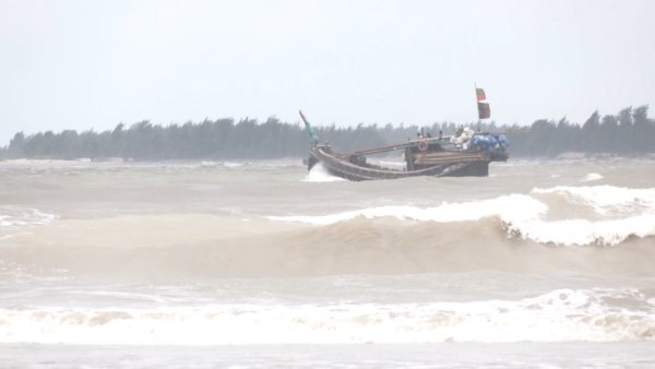 সোনাদিয়া চ্যানেলে ট্রলারডুবি, দুই জেলের মৃত্যু; নিখোঁজ আরও ২