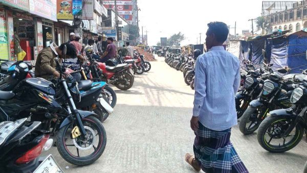 মেরিন ড্রাইভে অবৈধ মোটরসাইকেল চলাচল, মাসোহারার অভিযোগ