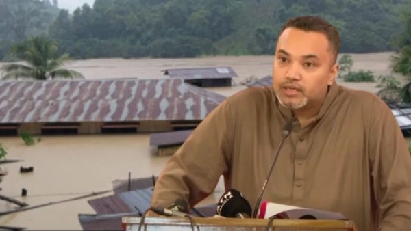 সরকার সর্বোচ্চ দায়বদ্ধতা নিয়ে বন্যার্ত মানুষের পাশে রয়েছে: মাহদী আমিন