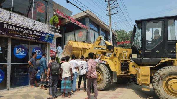 কলাতলীতে সড়ক দখলমুক্ত করতে উচ্ছেদ অভিযান