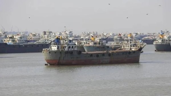 চট্টগ্রামের কর্ণফুলী নদীতে পাথরবোঝাই জাহাজডুবি