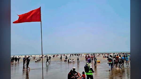 কক্সবাজার সৈকতে গোসলে নেমে পর্যটকের মৃত্যু, নিখোঁজ আরেকজন