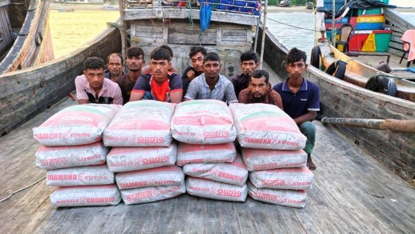 মায়ানমারে পাচারের সময় সিমেন্টবোঝাই দুই বোটসহ ২১ জন আটক