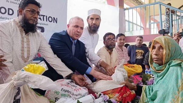 মাতারবাড়ীতে বন্যাকবলিতদের মাঝে ত্রাণ বিতরণ করলেন আলজেরিয়ার রাষ্ট্রদূত