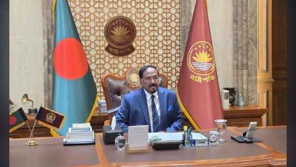 বঙ্গভবনে দাফতরিক কার্যক্রম শুরু করলেন ভারপ্রাপ্ত রাষ্ট্রপতি