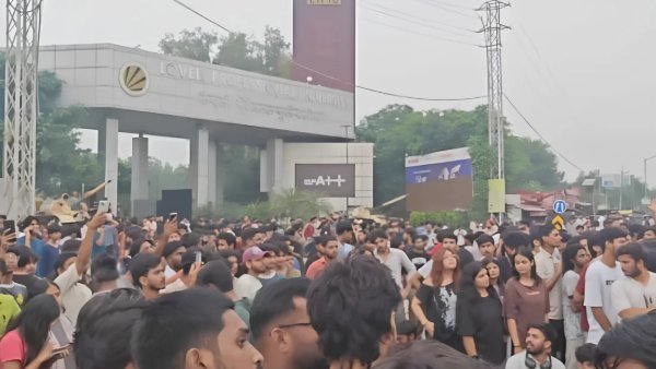 ফের উত্তাল ভারত, যুদ্ধবিমান-ট্যাংকের ওপর উঠে শিক্ষার্থীদের বিক্ষোভ