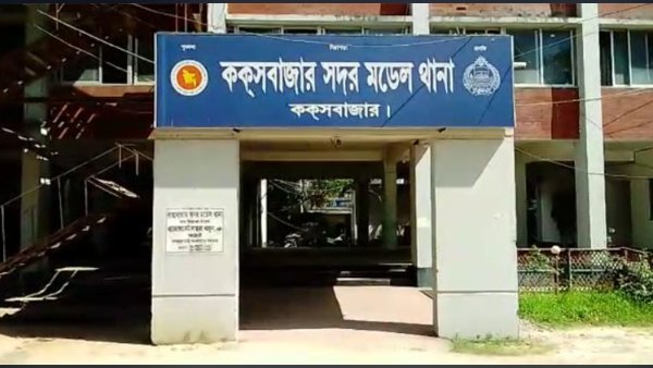 শহরের স্কুল মাঠে গভীর রাতে পুলিশের অভিযান, আটক ১১