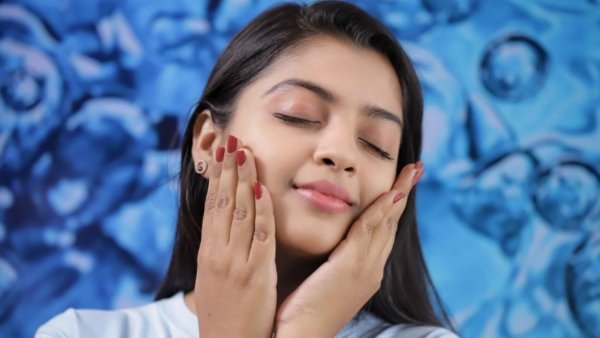রোদ-বৃষ্টিতে ত্বকের সৌন্দর্য ধরে রাখবেন যেভাবে | ত্বকের যত্নের সহজ টিপস