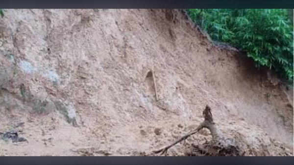 পেকুয়ায় পাহাড়ধসে ৭ বছরের শিশুর মৃত্যু, আহত নানী