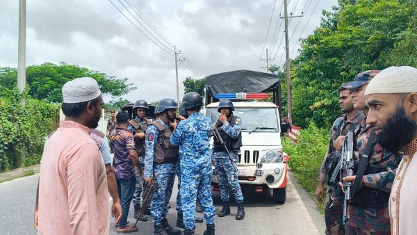 টেকনাফে দিনদুপুরে যাত্রীবাহী বাসে সশস্ত্র ডাকাতি