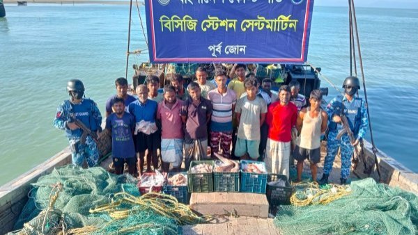 সেন্টমার্টিনে অবৈধ ট্রলিং বোট-জালসহ ১৭ জেলে আটক