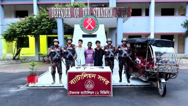 মেরিন ড্রাইভে বিজিবির অভিযানে ৩ সশস্ত্র ডাকাত আটক